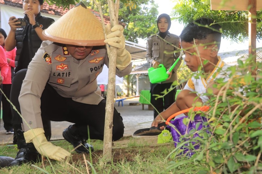 Hijaukan Bumi, Polres Probolinggo Gelar Aksi Penanaman Pohon