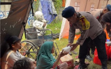 Randurlap Brimob Metro Jaya Siaga Layani Korban Kebakaran